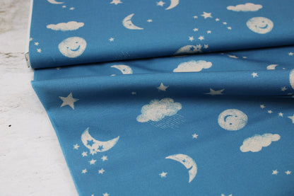 Blauer Baumwolljersey Good Night Bear mit Motiven aus dem Nachthimmel Ballenansicht