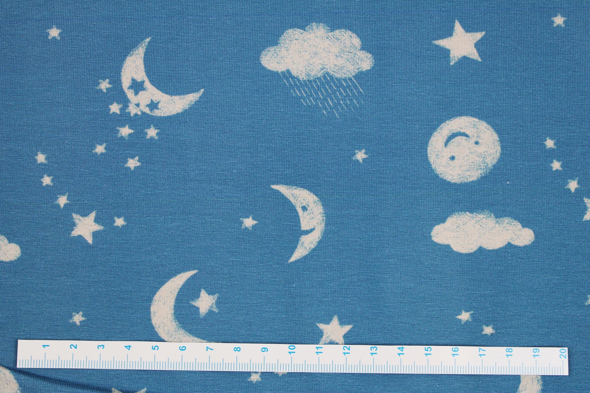 Blauer Baumwolljersey Good Night Bear mit Motiven aus dem Nachthimmel Maßstab