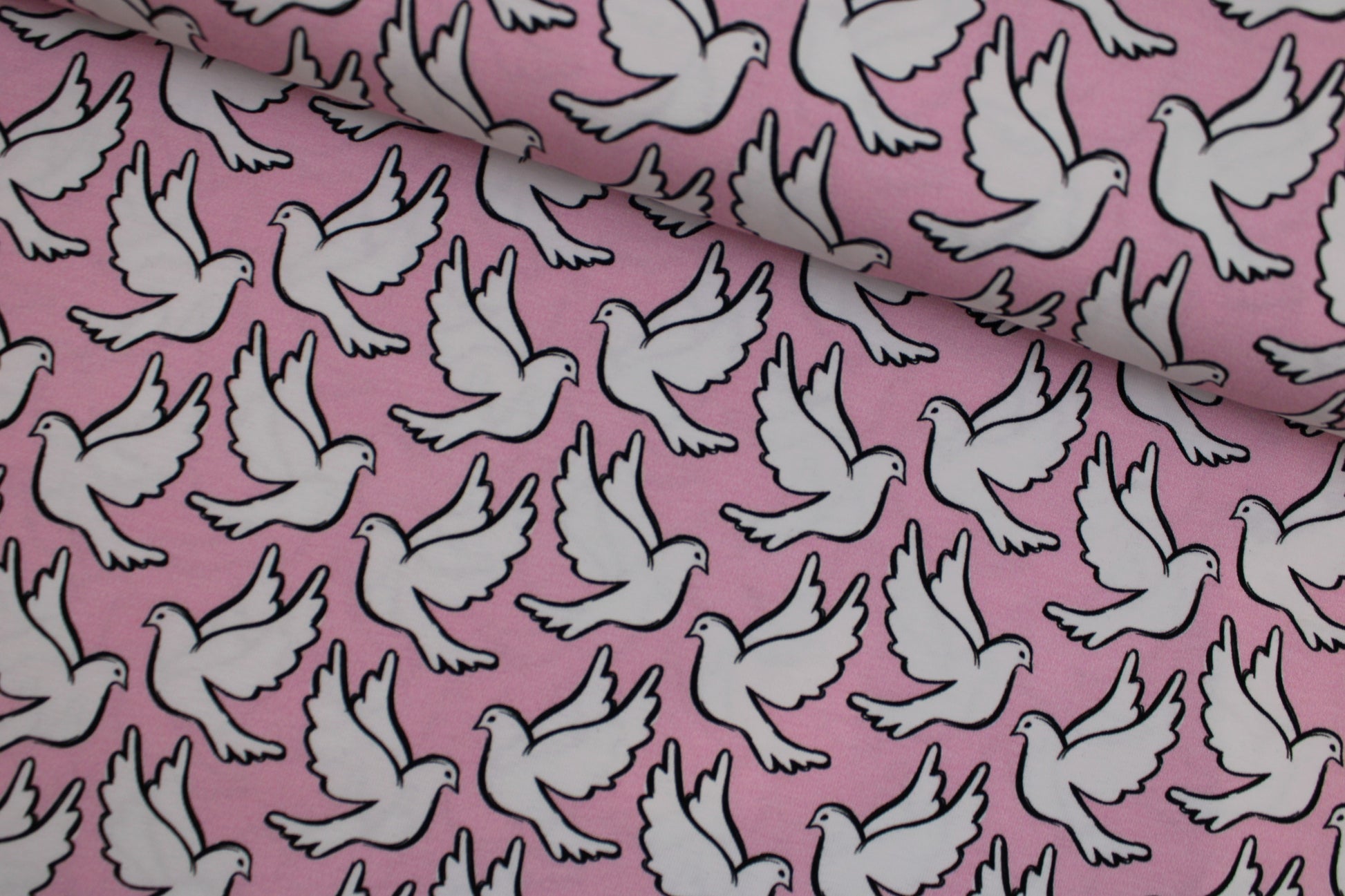 Baumwolljersey Happy Peace & Love mit weißen Tauben auf Rosa Grund quer