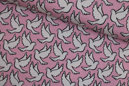 Baumwolljersey Happy Peace & Love mit weißen Tauben auf Rosa Grund quer
