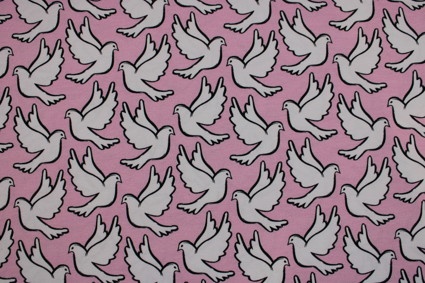 Baumwolljersey Happy Peace & Love mit weißen Tauben auf Rosa Grund Detailbild