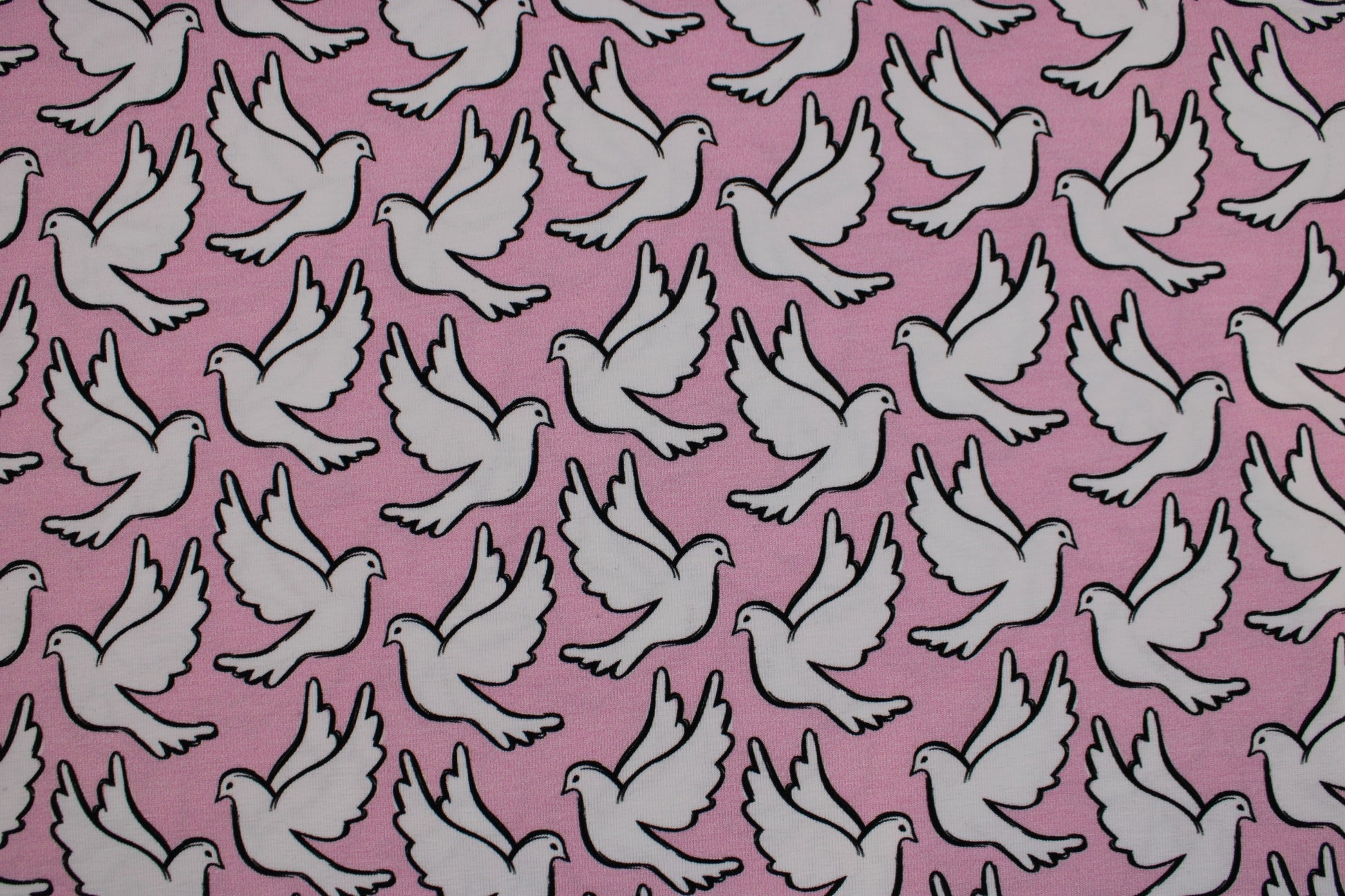 Baumwolljersey Happy Peace & Love mit weißen Tauben auf Rosa Grund Detailbild