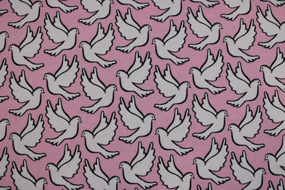 Baumwolljersey Happy Peace & Love mit weißen Tauben auf Rosa Grund Detailbild