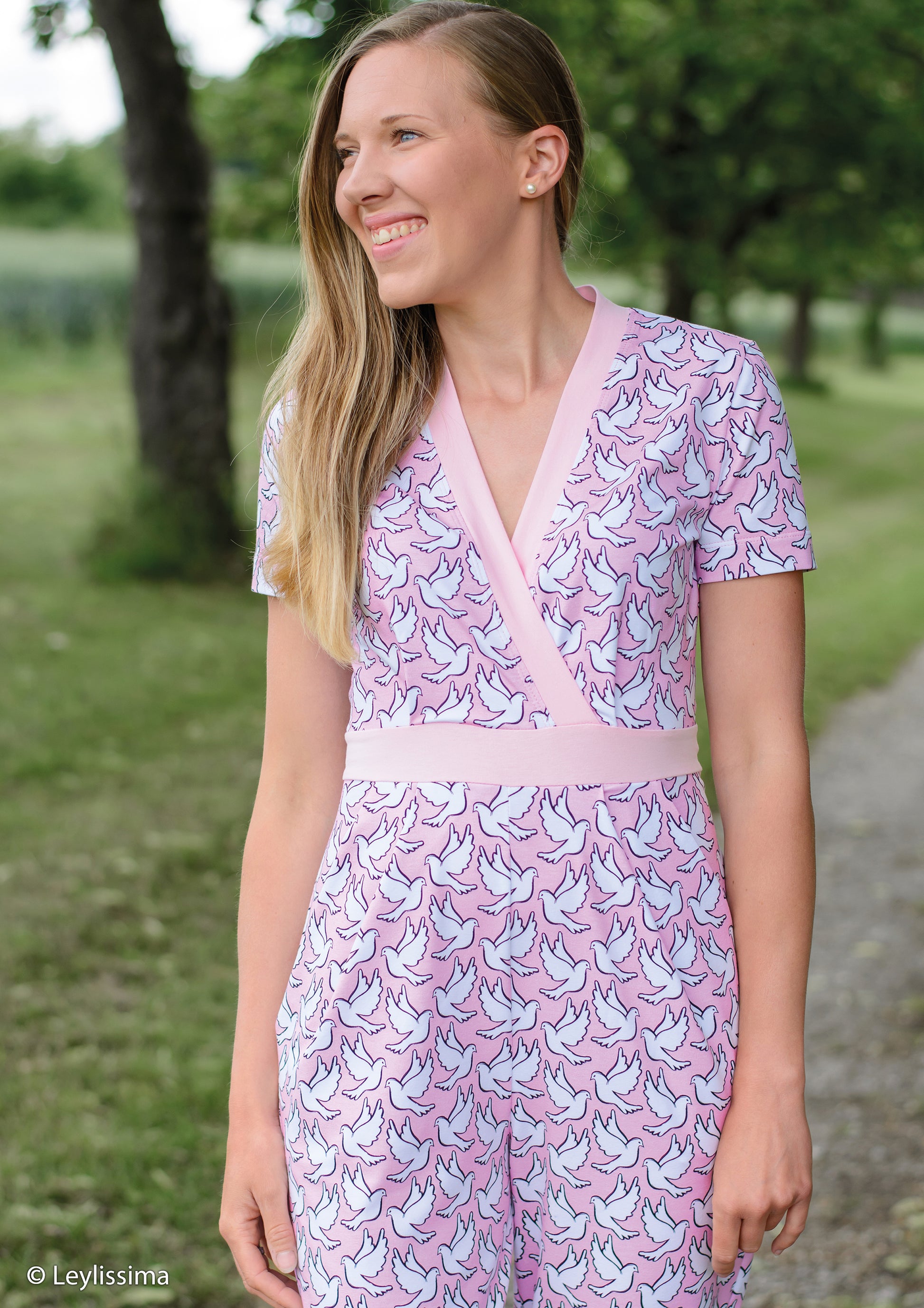 Baumwolljersey Happy Peace & Love mit weißen Tauben auf Rosa Grund Nähbeispiel