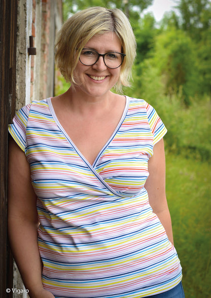 Baumwolljersey Happy Summer mit bunten Streifen auf weißem Grund als Shirt vernäht