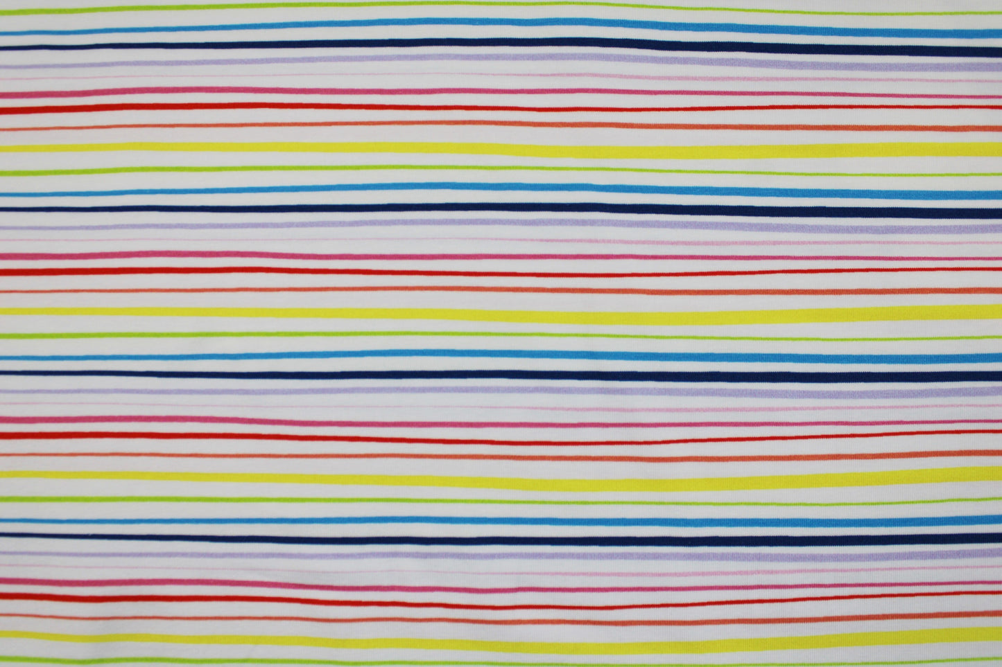 Baumwolljersey Happy Summer mit bunten Streifen auf weißem Grund Detailbild