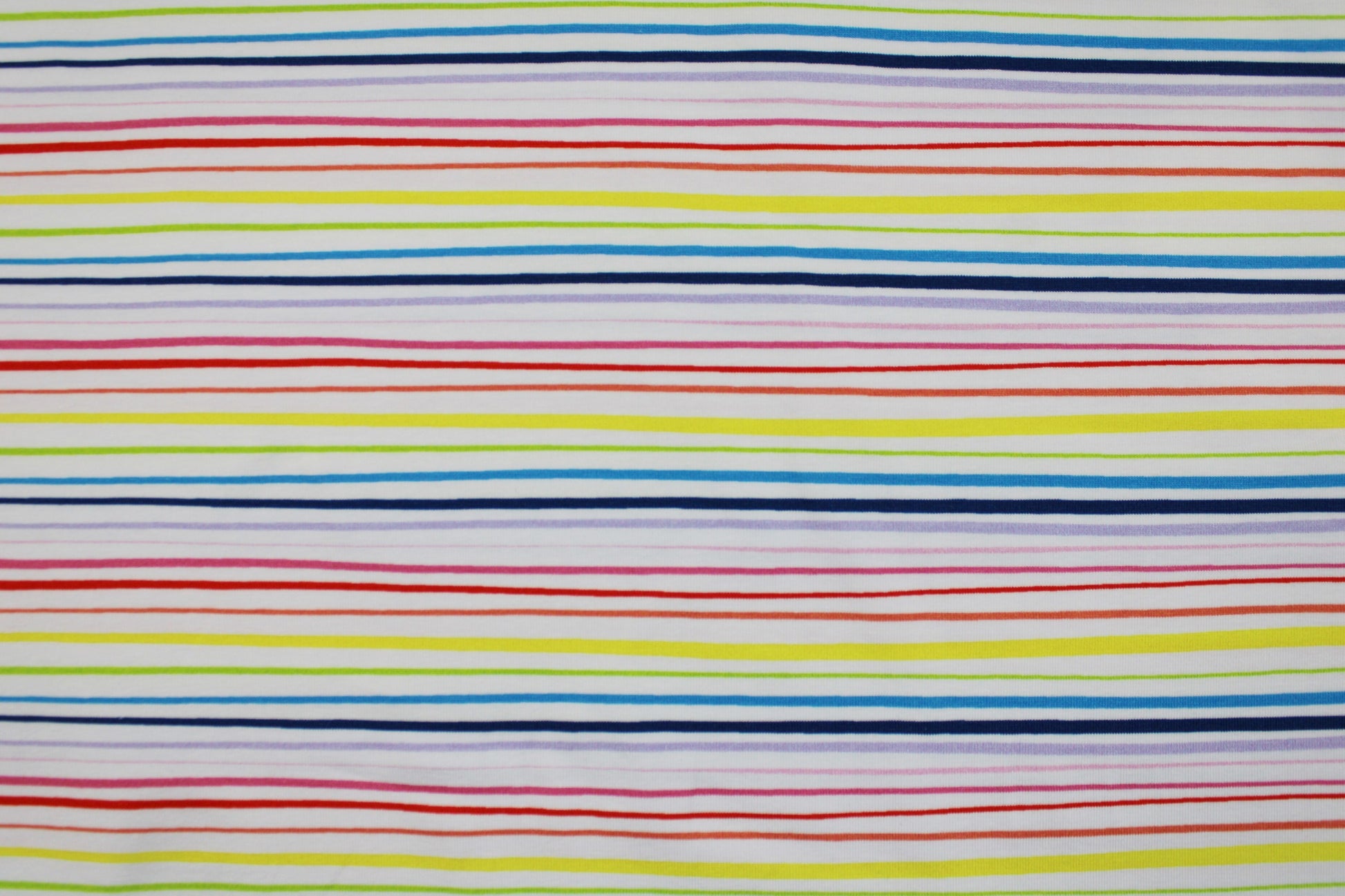 Baumwolljersey Happy Summer mit bunten Streifen auf weißem Grund Detailbild