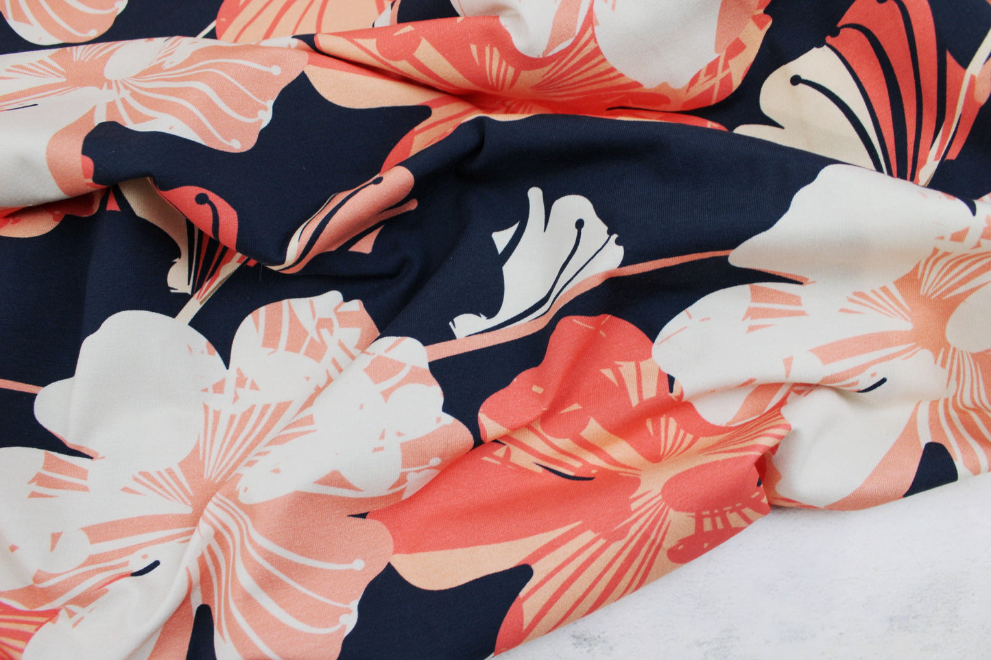 Dunkelblauer Baumwolljersey mit Blumen im Hawaiistil