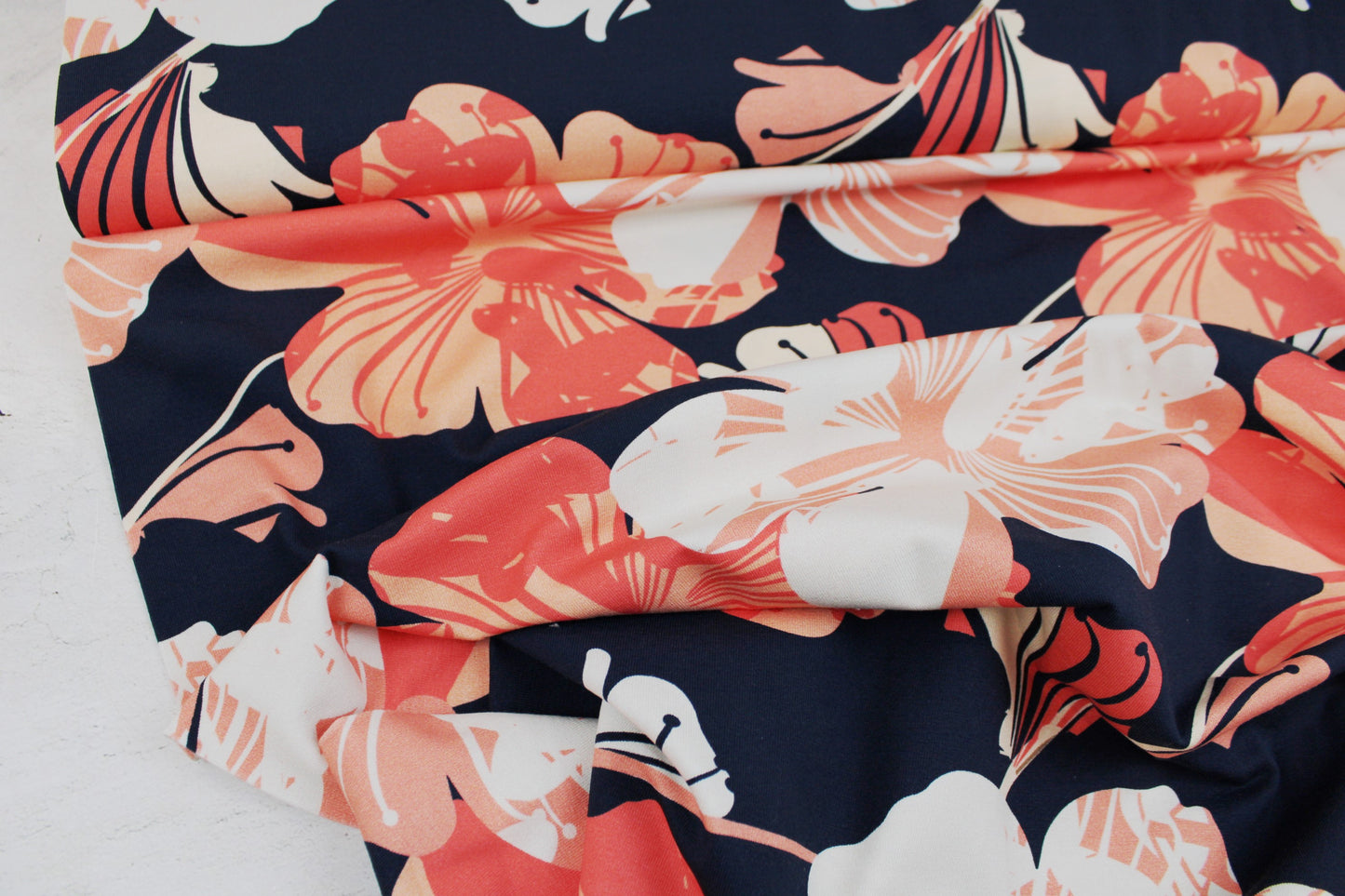 Dunkelblauer Baumwolljersey mit Blumen im Hawaiistil Ballenansicht
