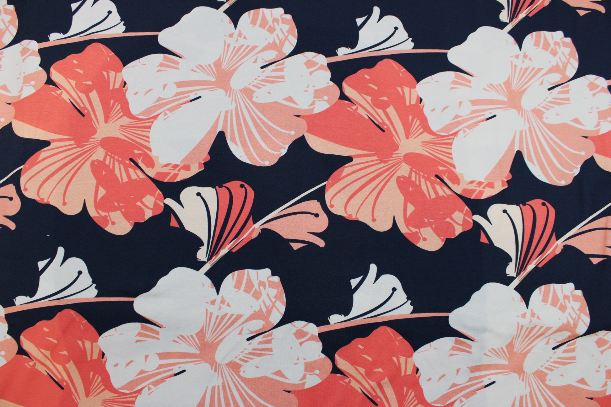 Dunkelblauer Baumwolljersey mit Blumen im Hawaiistil Detailbild