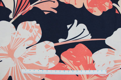 Dunkelblauer Baumwolljersey mit Blumen im Hawaiistil Maßstab