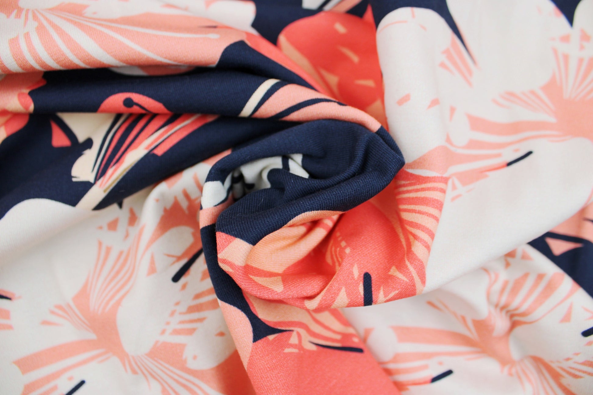 Dunkelblauer Baumwolljersey mit Blumen im Hawaiistil gedreht