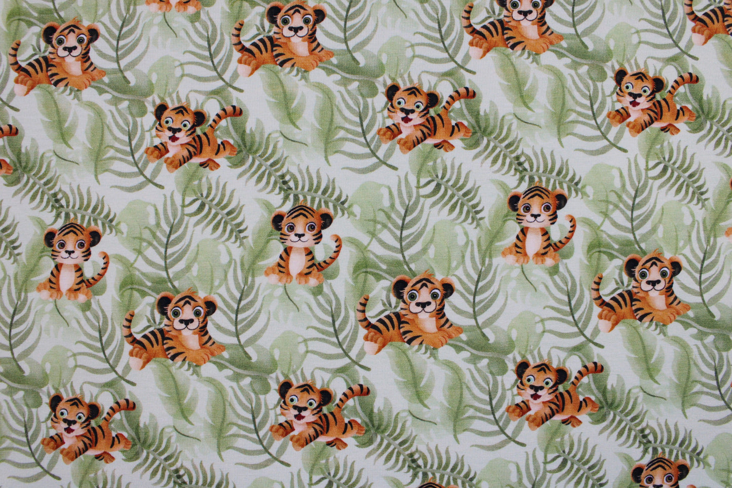 Baumwolljersey mit kleinen Tigern auf grünem Blättergrund Detailbild