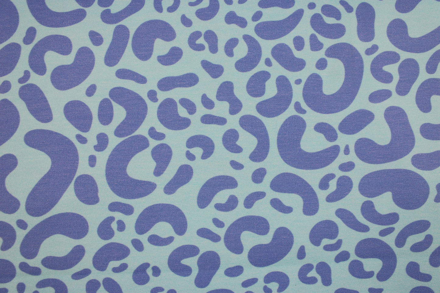 Baumwolljersey Leo mit Leomuster in Hellblau und Flieder Detailbild