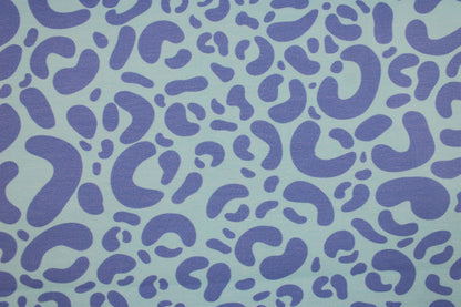 Baumwolljersey Leo mit Leomuster in Hellblau und Flieder Detailbild