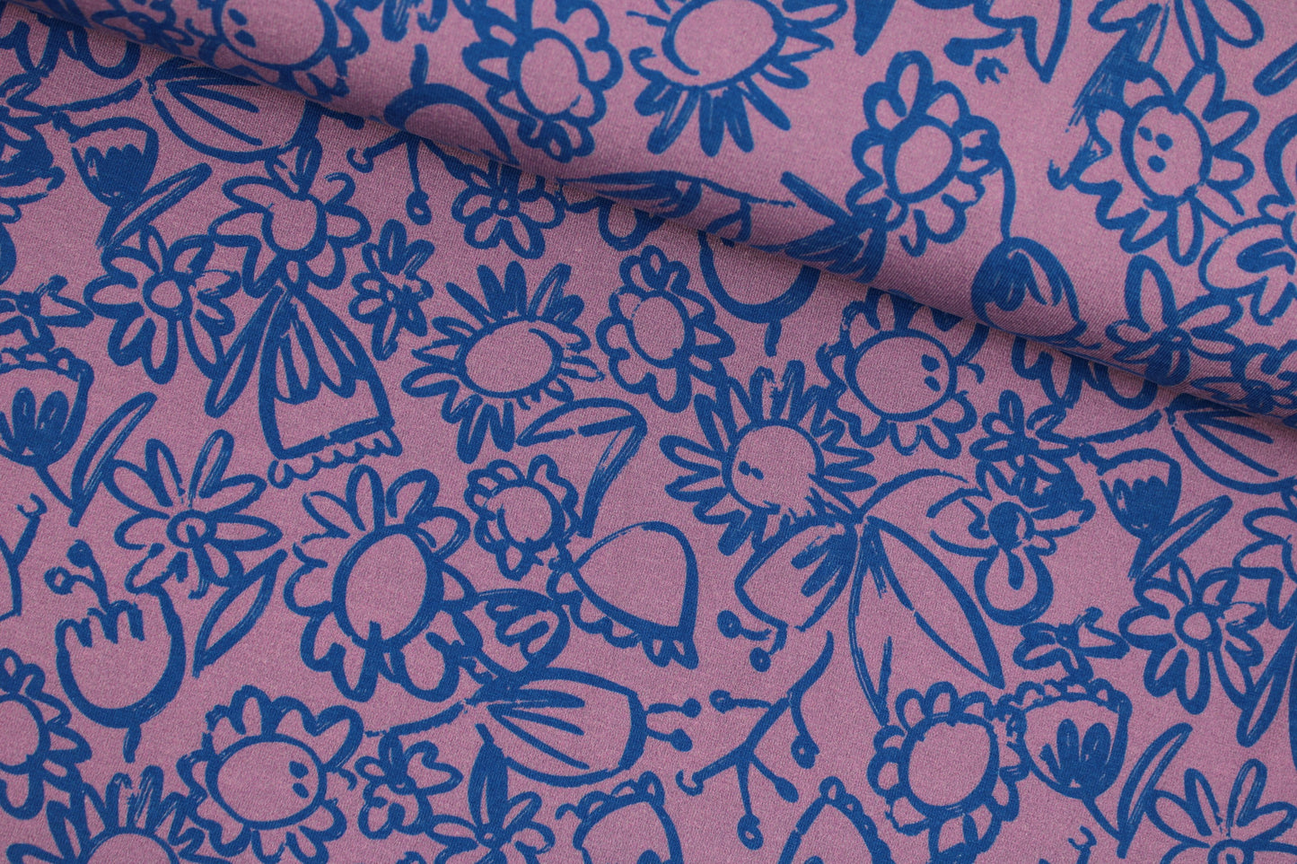 Baumwolljersey Lightness mit Blumenmuster in Lila und Blau quer