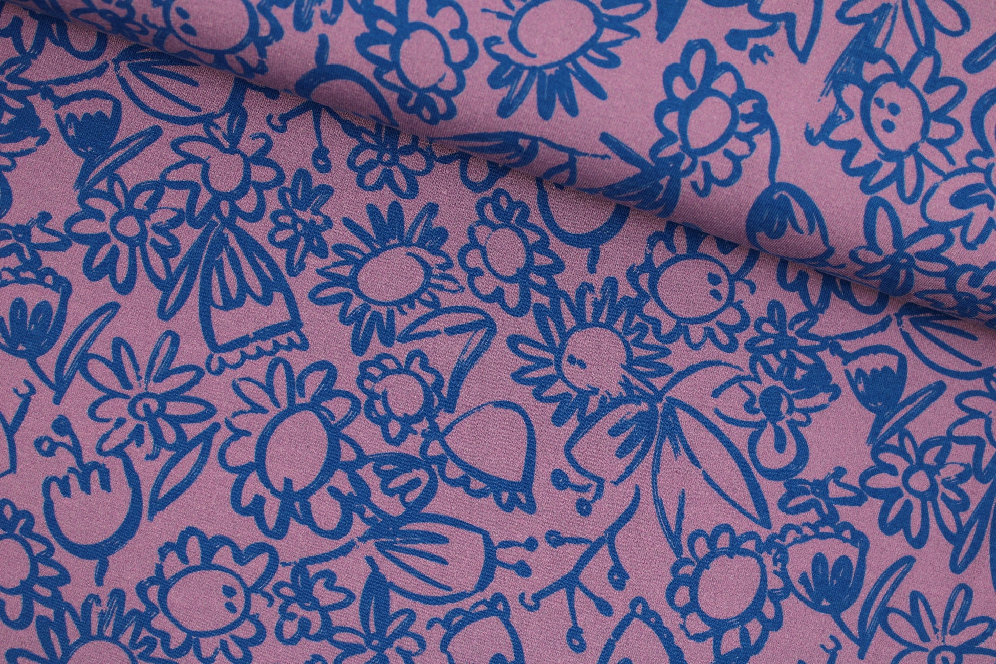 Baumwolljersey Lightness mit Blumenmuster in Lila und Blau quer