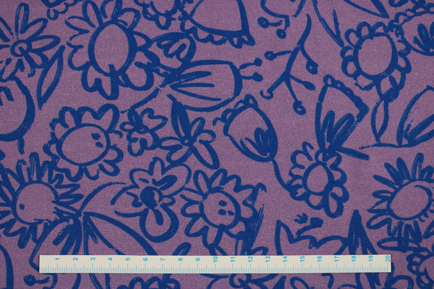 Baumwolljersey Lightness mit Blumenmuster in Lila und Blau Maßstab