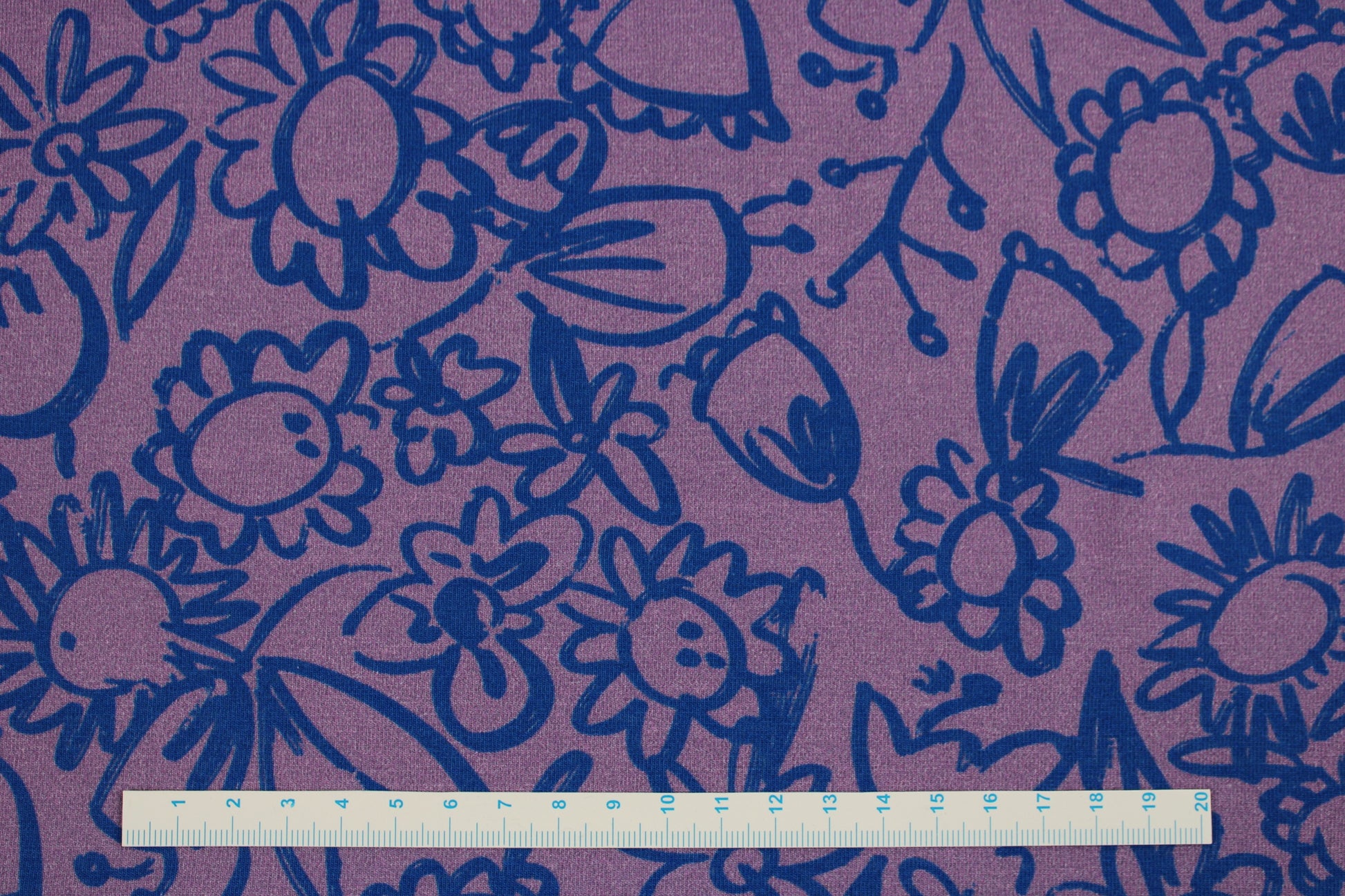 Baumwolljersey Lightness mit Blumenmuster in Lila und Blau Maßstab