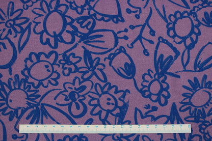 Baumwolljersey Lightness mit Blumenmuster in Lila und Blau Maßstab