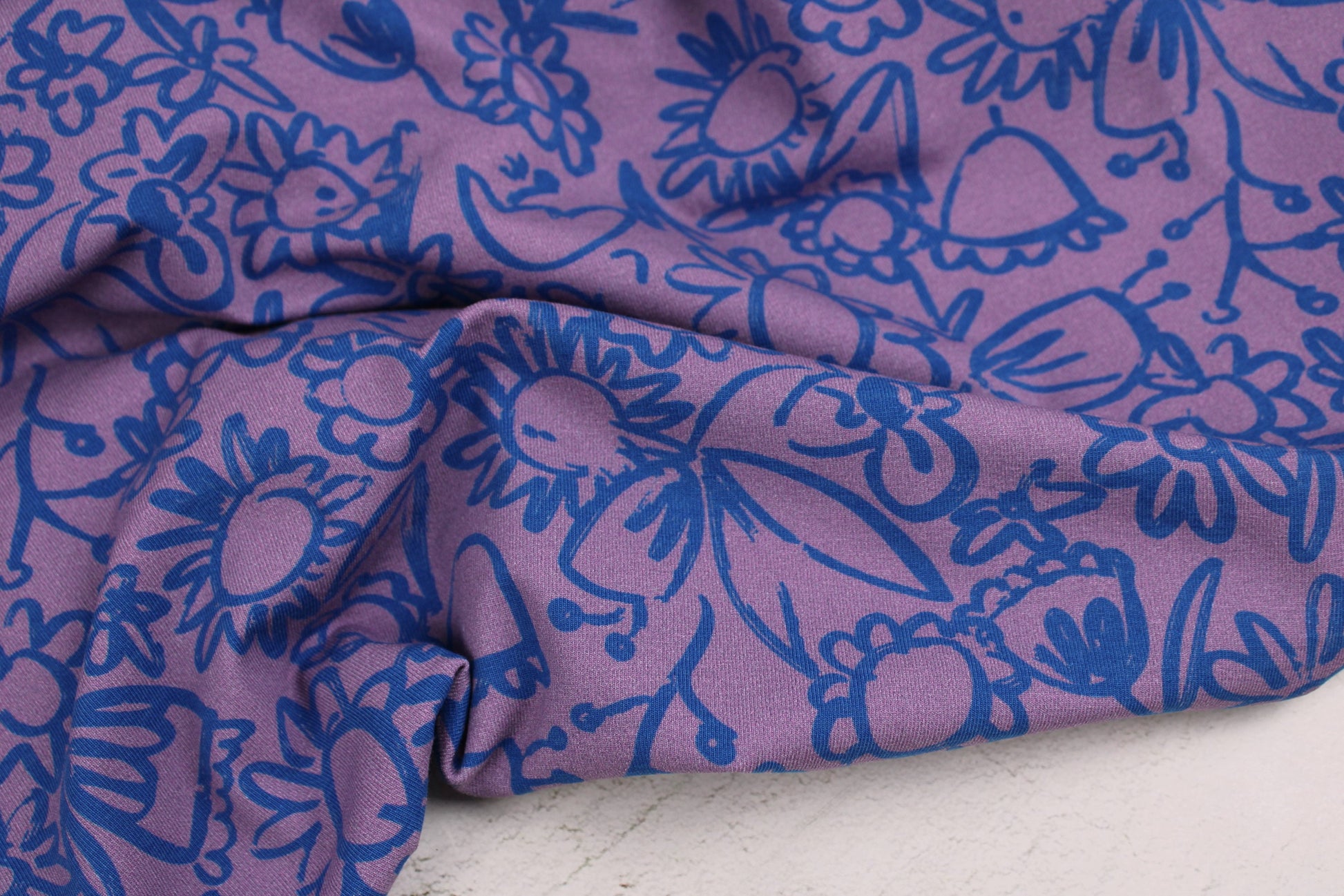 Baumwolljersey Lightness mit Blumenmuster in Lila und Blau