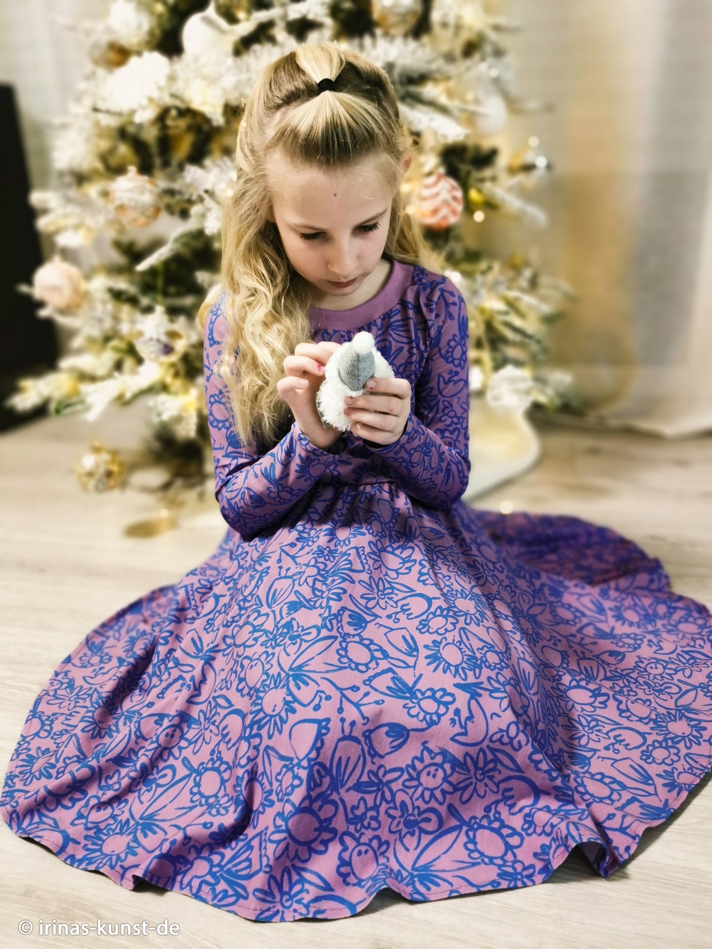 Baumwolljersey Lightness mit Blumenmuster in Lila und Blau als Kleid vernäht