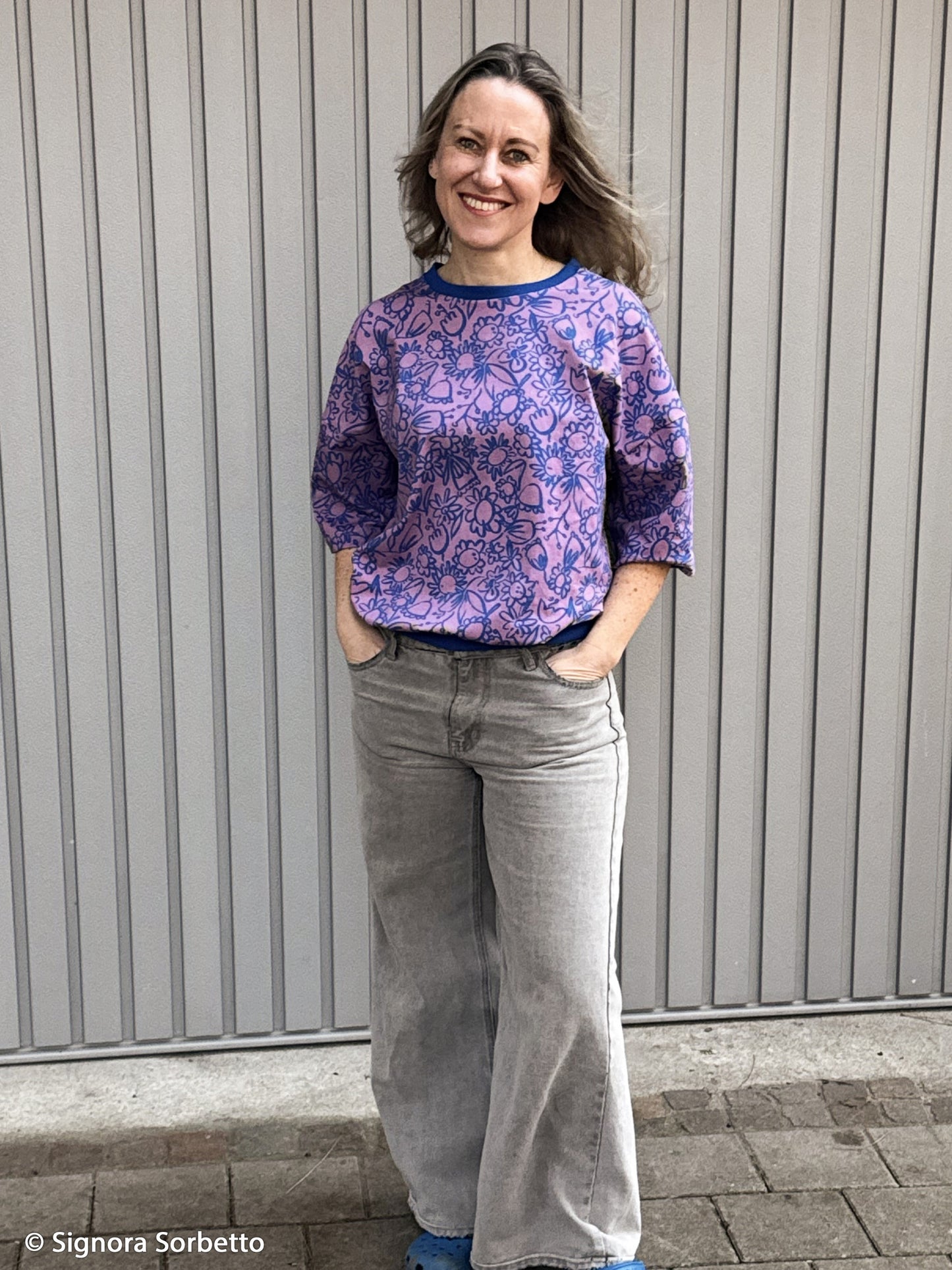 Baumwolljersey Lightness mit Blumenmuster in Lila und Blau als Oberteil vernäht