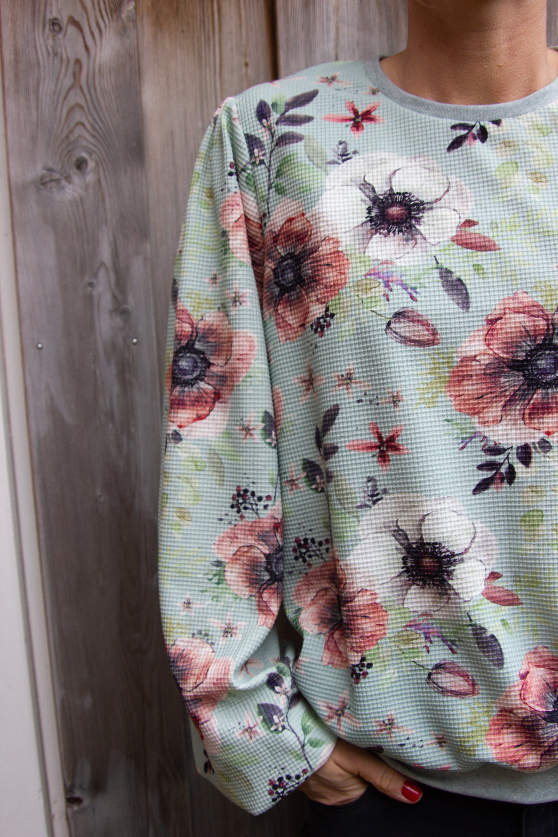 Waffelersey Lisa mit Blumenmuster auf mint farbenem Grund als Pullover vernäht