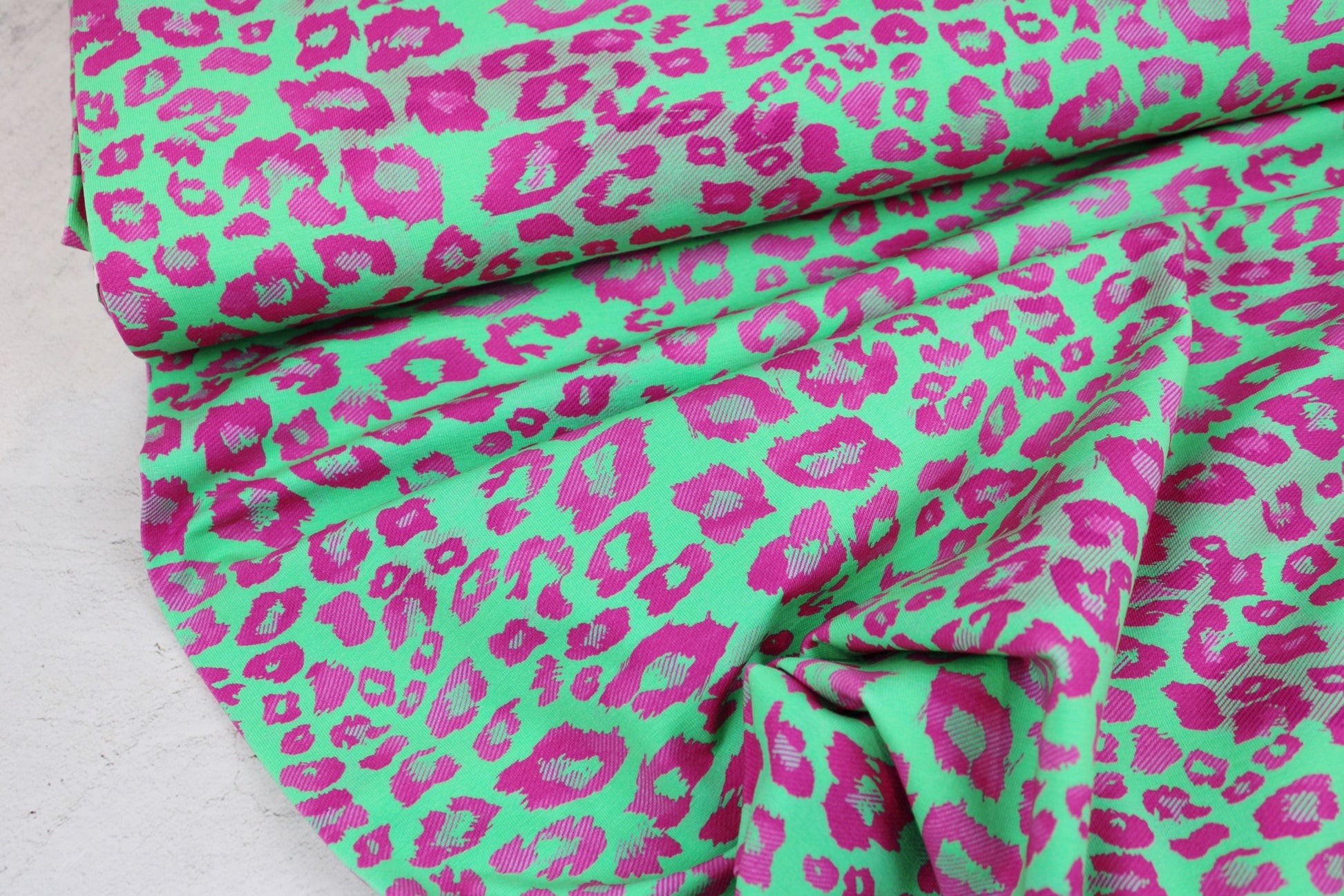 Baumwolljersey Madrid Leomuster Grün Pink Ballenansicht