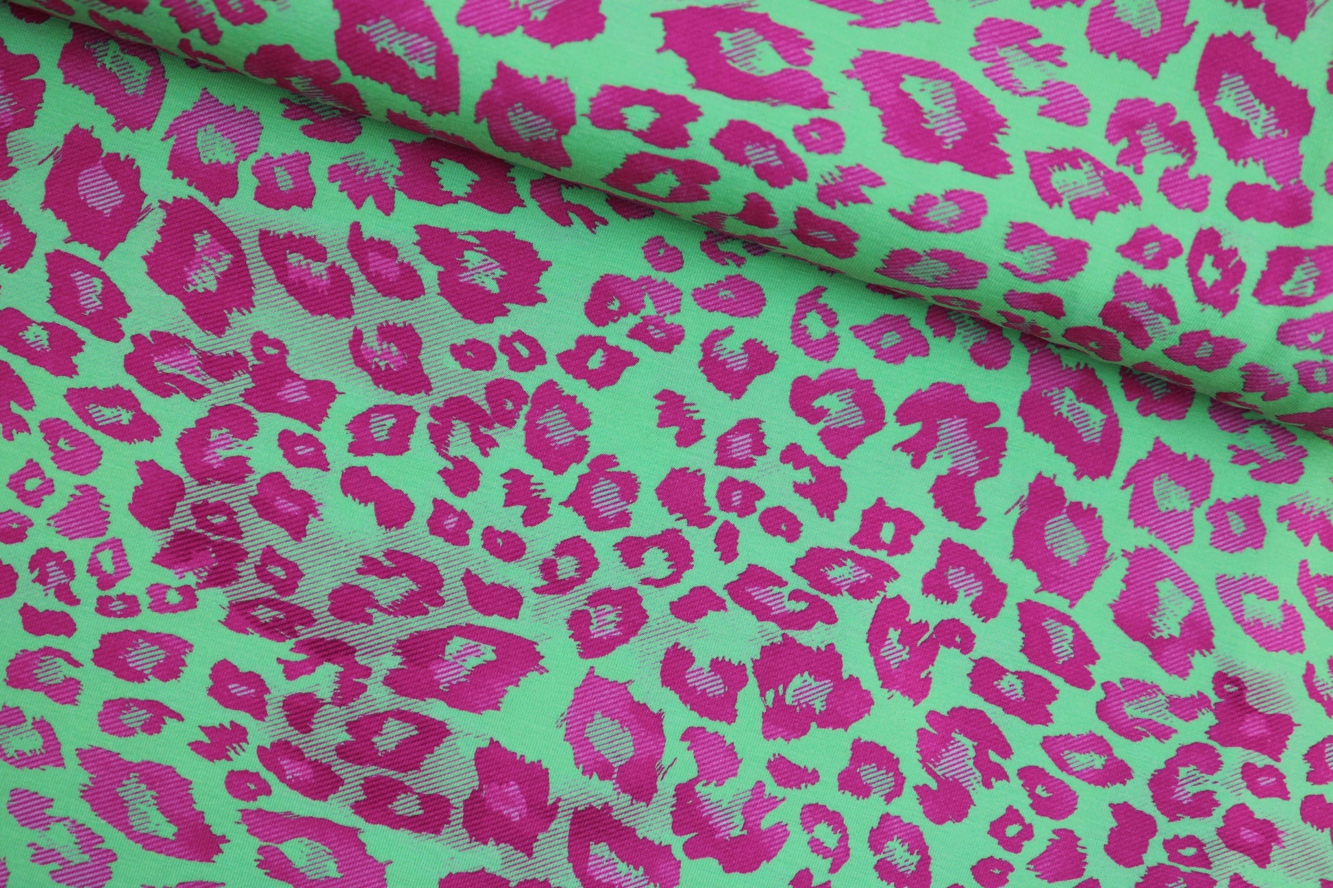 Baumwolljersey Madrid Leomuster Grün Pink quer