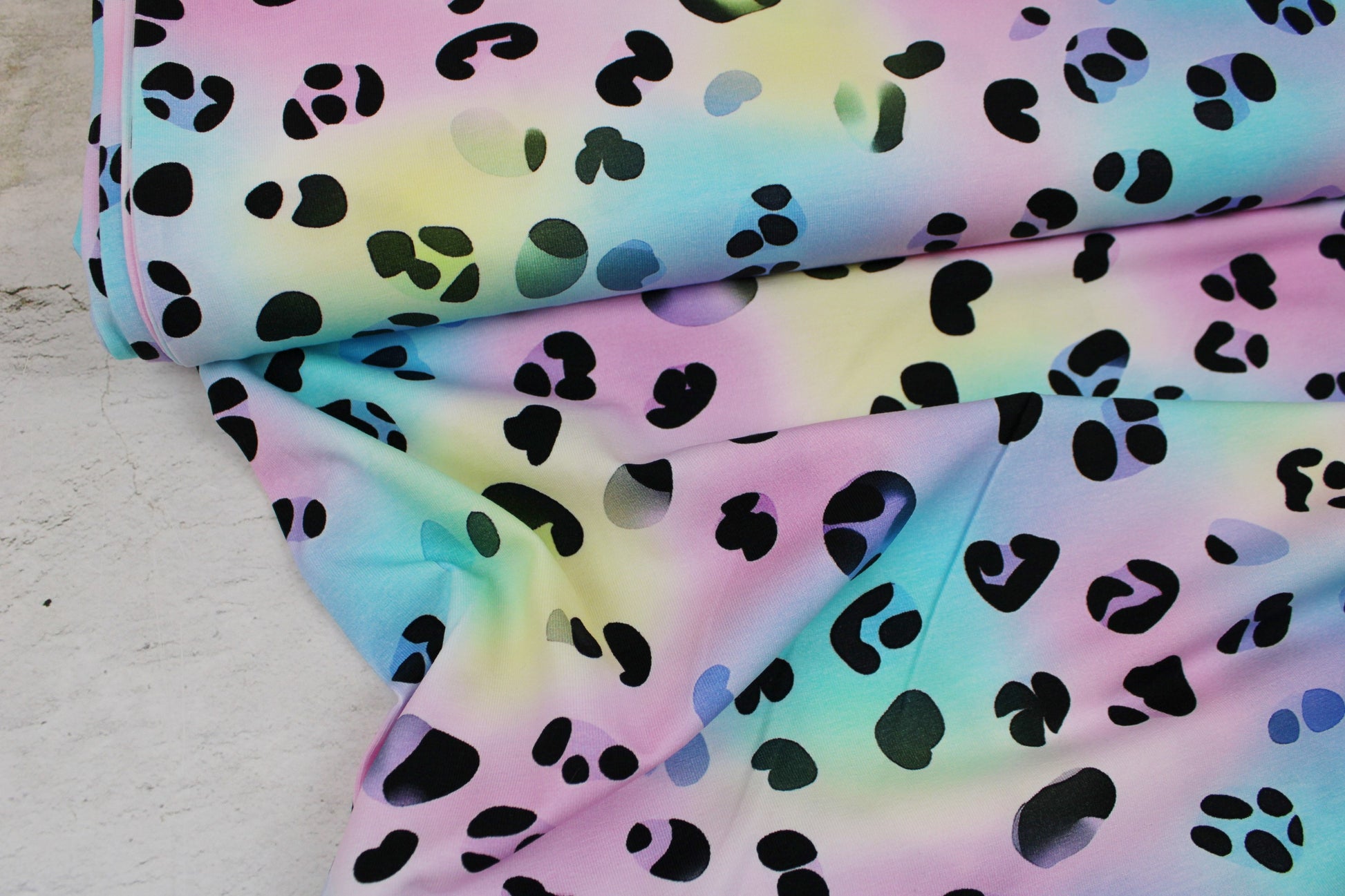 Bunter Baumwolljersey Pastell Dreams mit Leomuster und schwarzen Details Ballenansicht