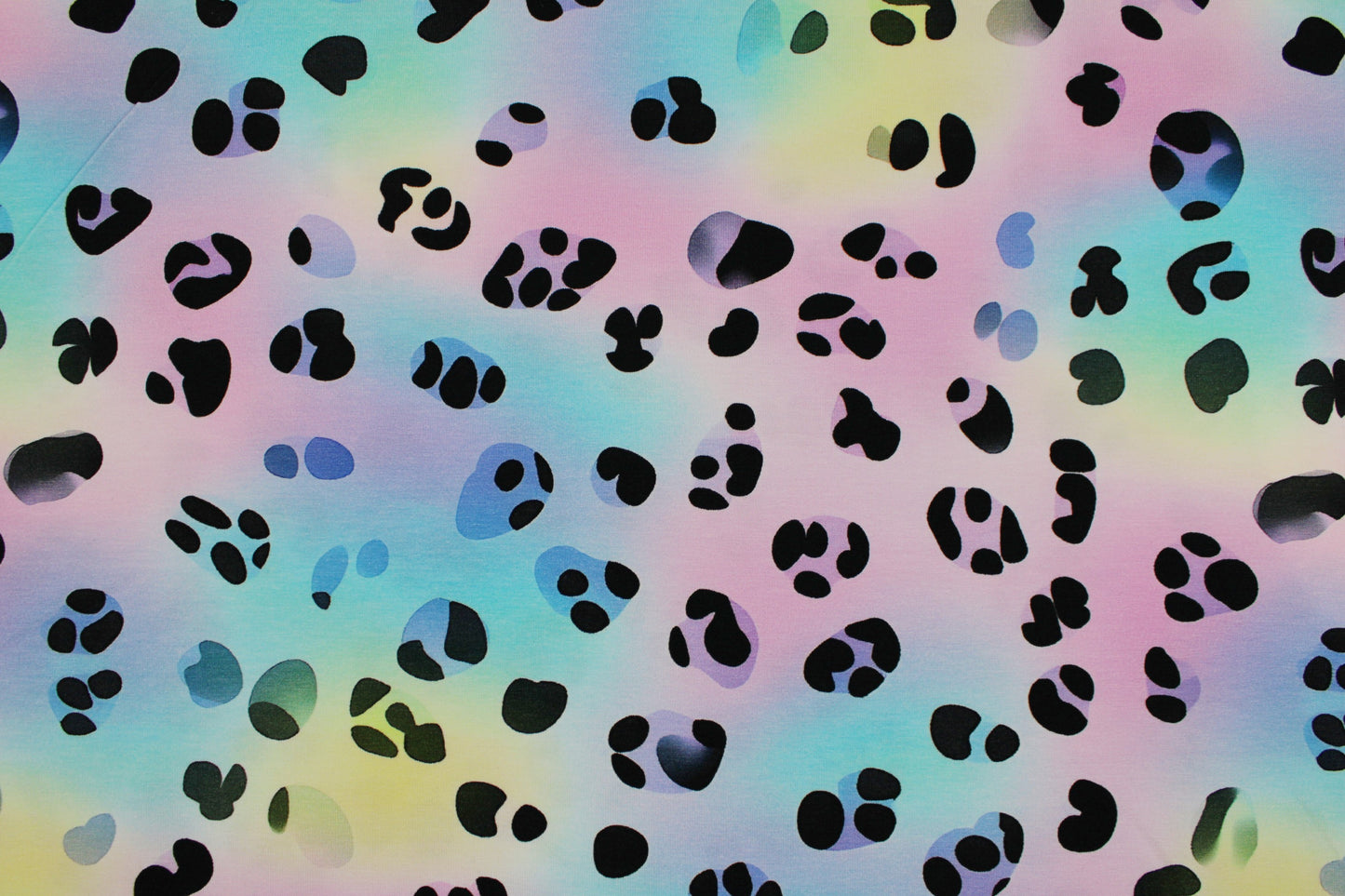 Bunter Baumwolljersey Pastell Dreams mit Leomuster und schwarzen Details Detailbild