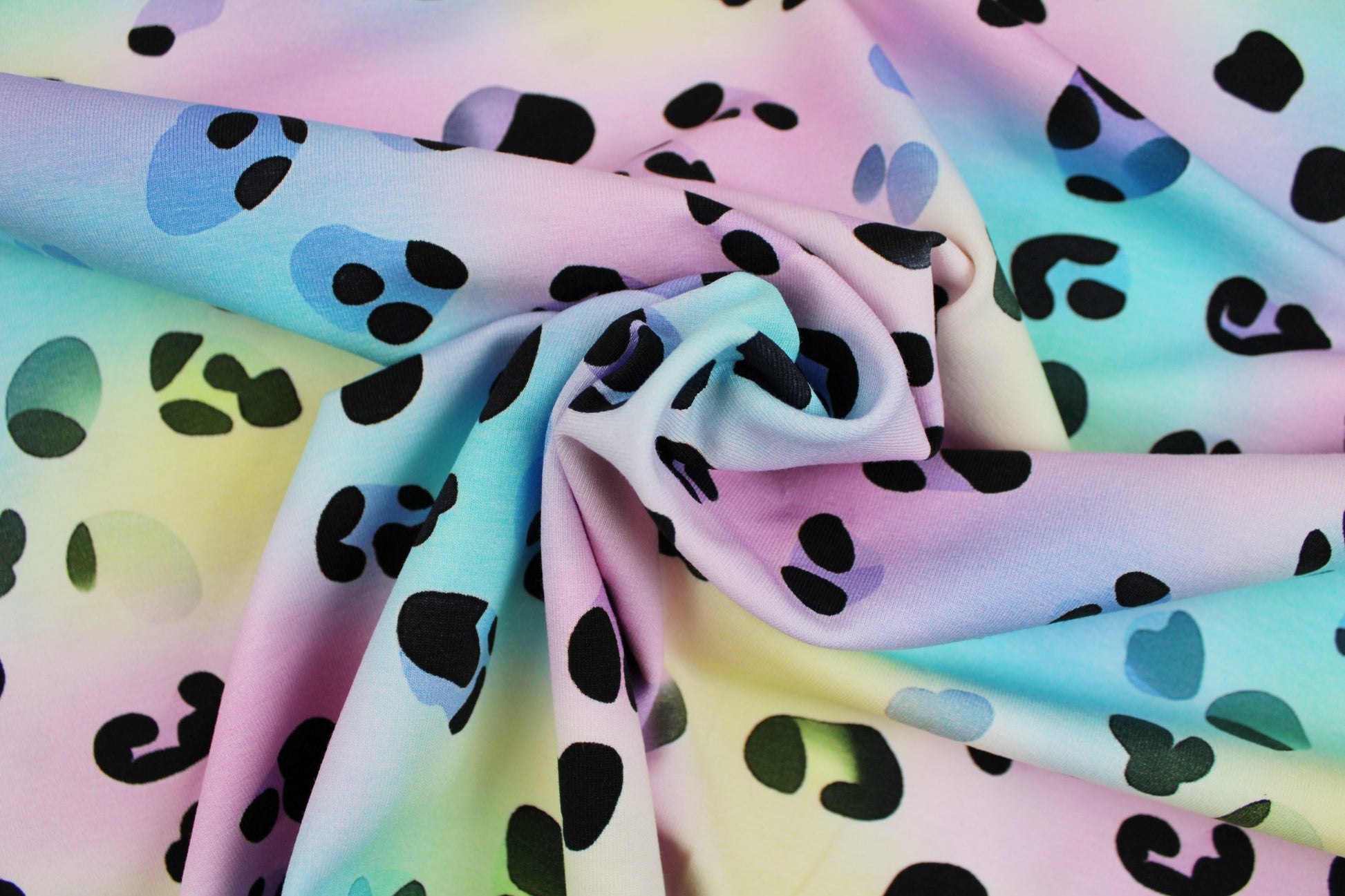 Bunter Baumwolljersey Pastell Dreams mit Leomuster und schwarzen Details gedreht