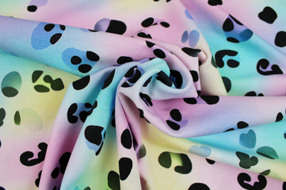 Bunter Baumwolljersey Pastell Dreams mit Leomuster und schwarzen Details gedreht