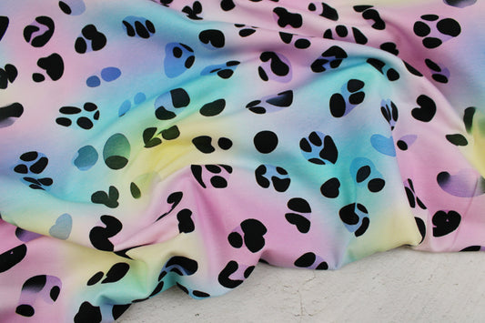 Bunter Baumwolljersey Pastell Dreams mit Leomuster und schwarzen Details