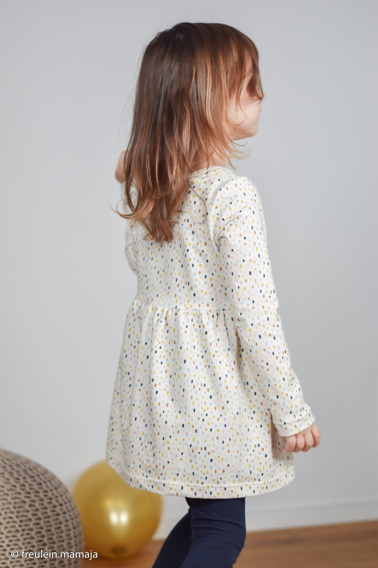 Heller Baumwolljersey Little Big mit bunten Tupfen als Kinderkleid vernäht