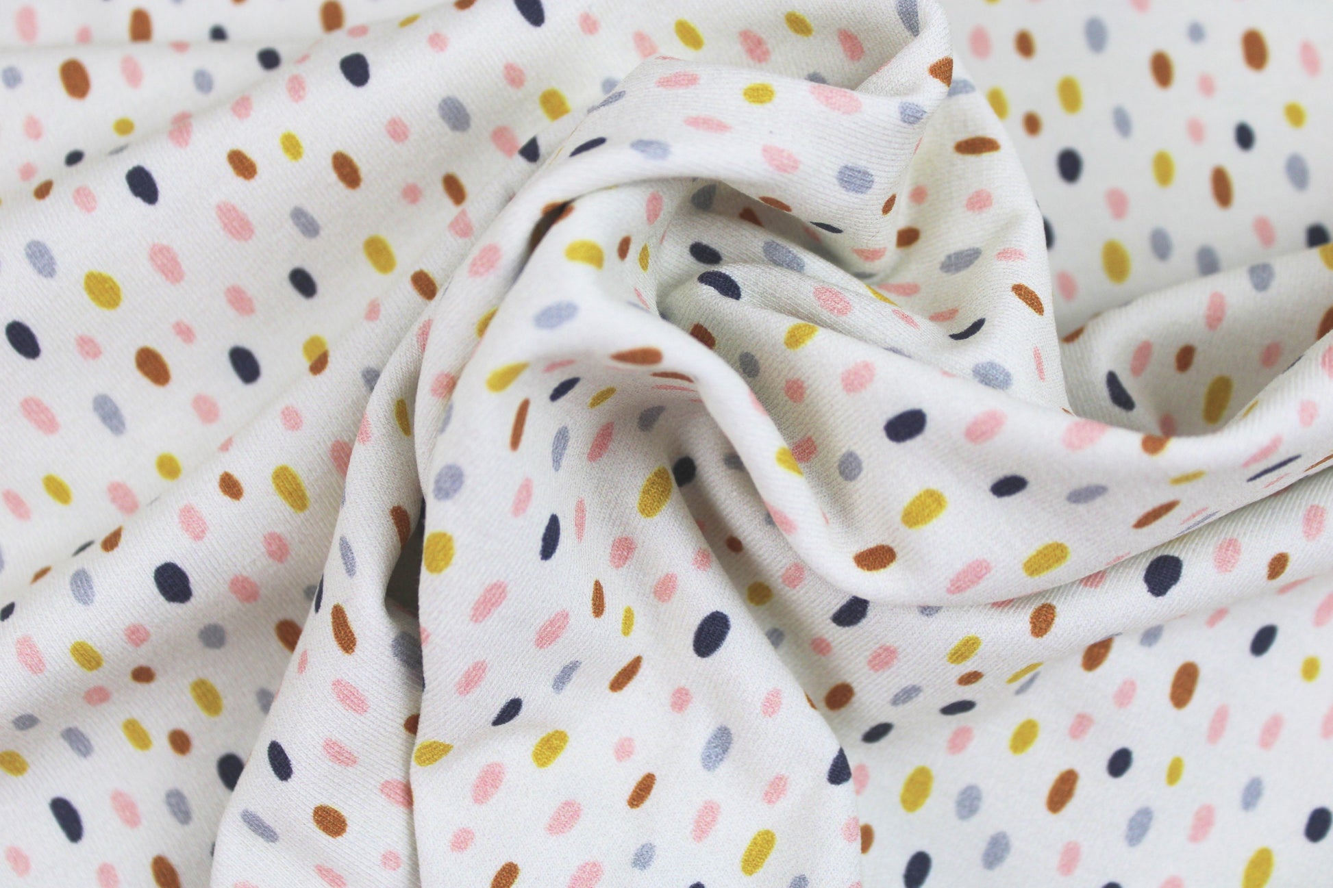 Heller Baumwolljersey Little Big mit bunten Tupfen gedreht