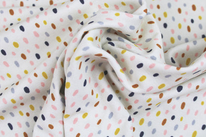 Heller Baumwolljersey Little Big mit bunten Tupfen gedreht