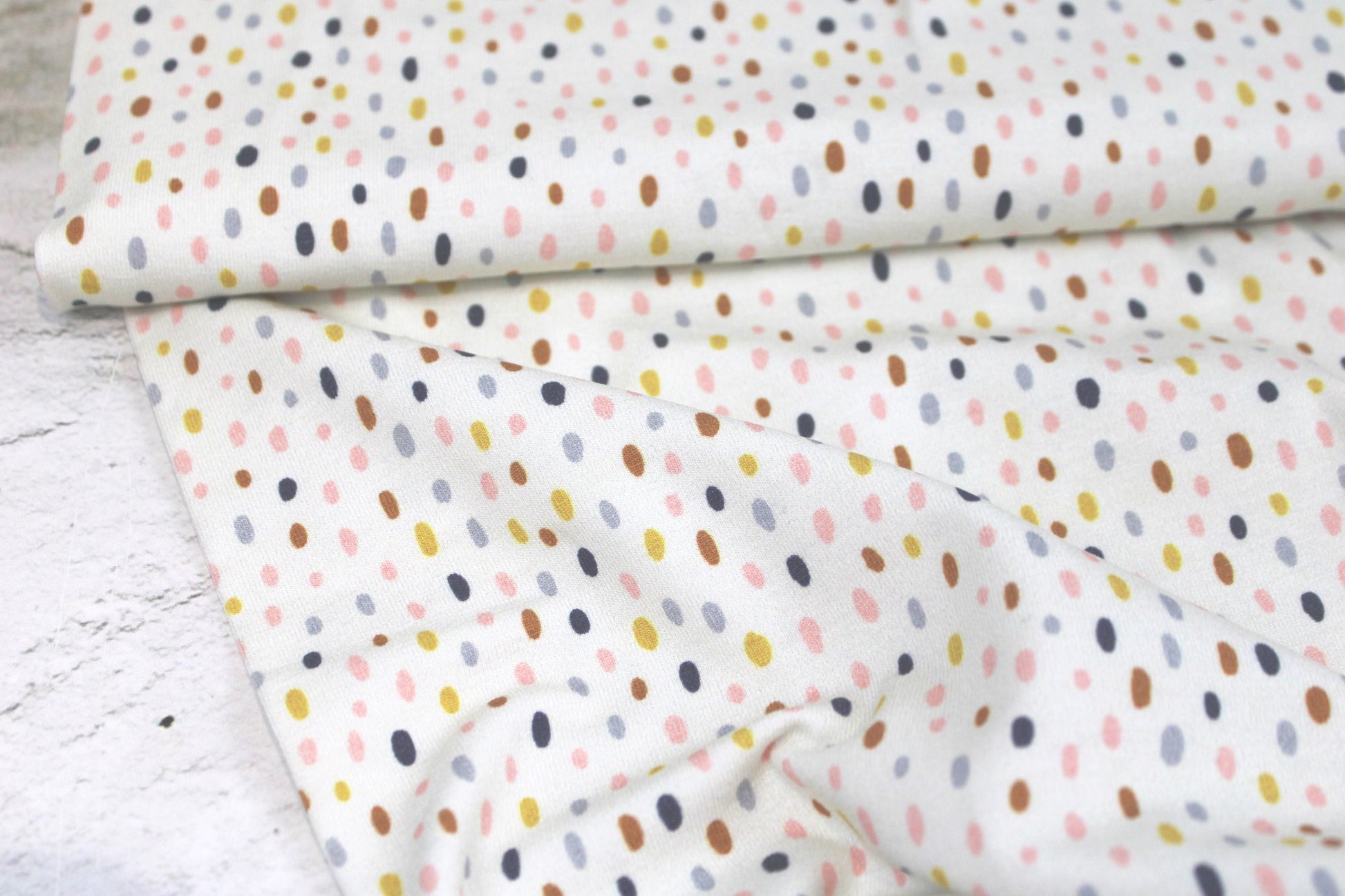 Heller Baumwolljersey Little Big mit bunten Tupfen Ballenansicht