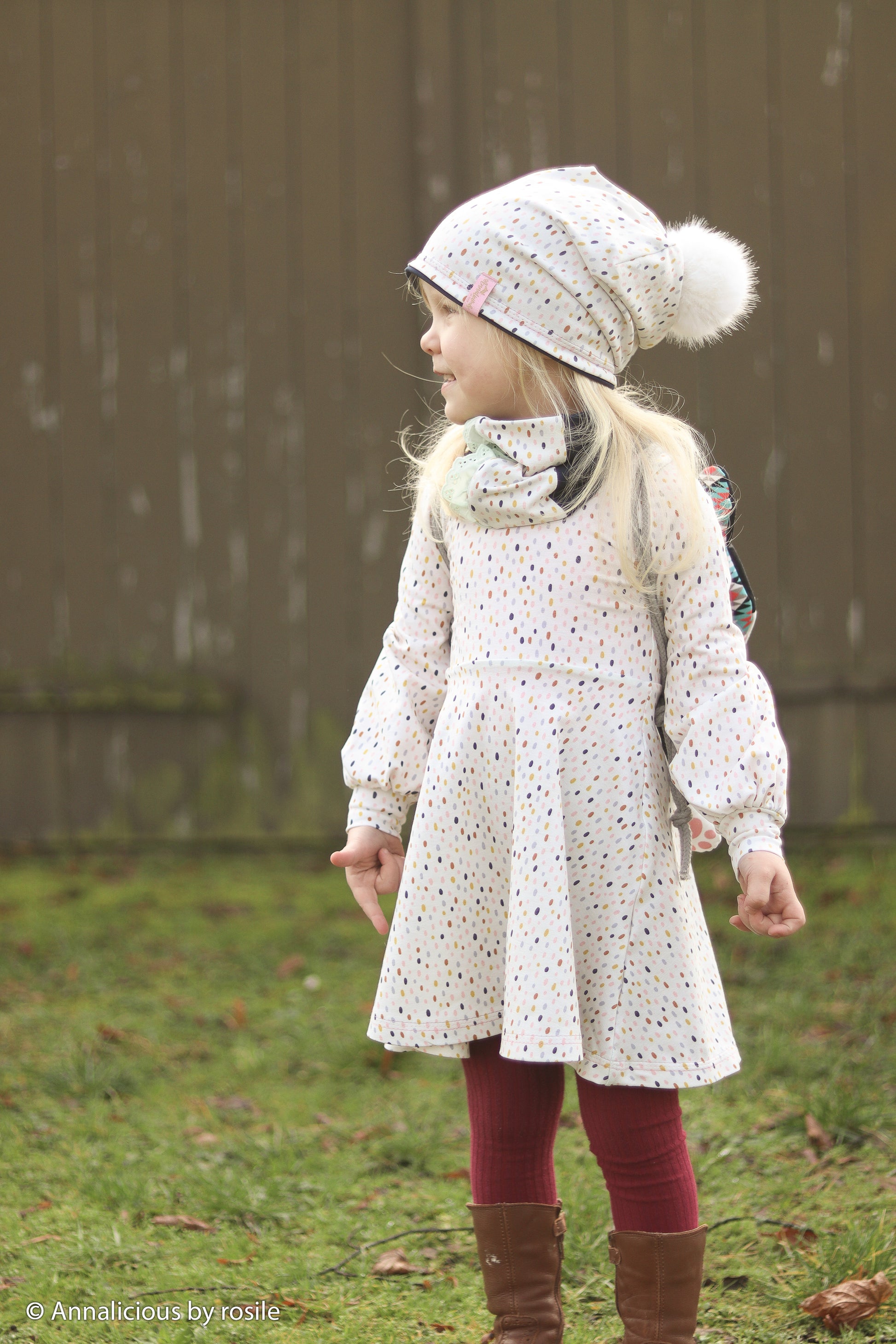 Heller Baumwolljersey Little Big mit bunten Tupfen als Kinderkleid