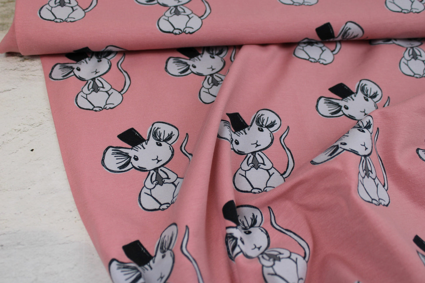 Baumwolljersey Mouse in Altrosa mit kleinen süßen Mäusen Ballenansicht