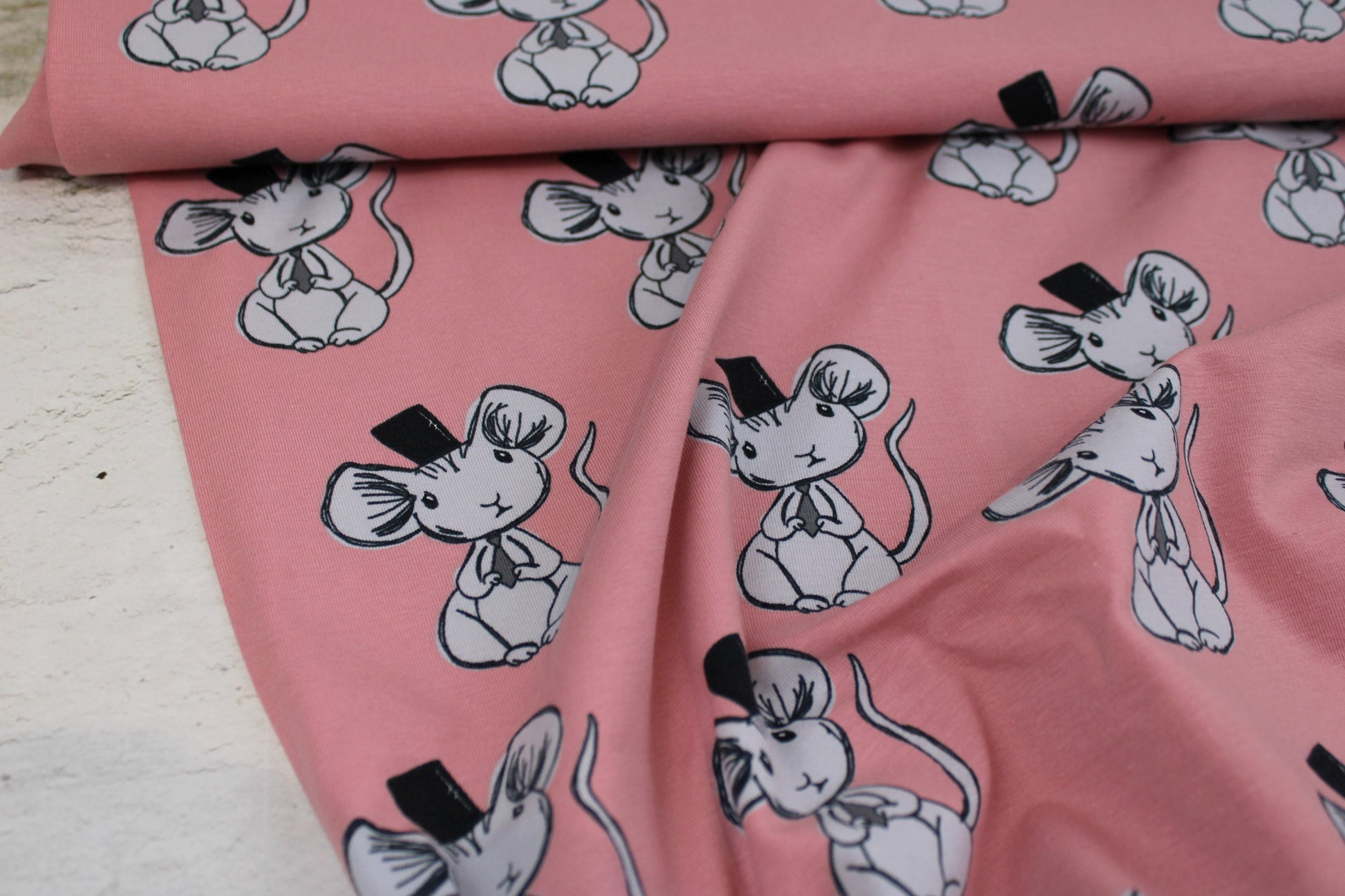 Baumwolljersey Mouse in Altrosa mit kleinen süßen Mäusen Ballenansicht