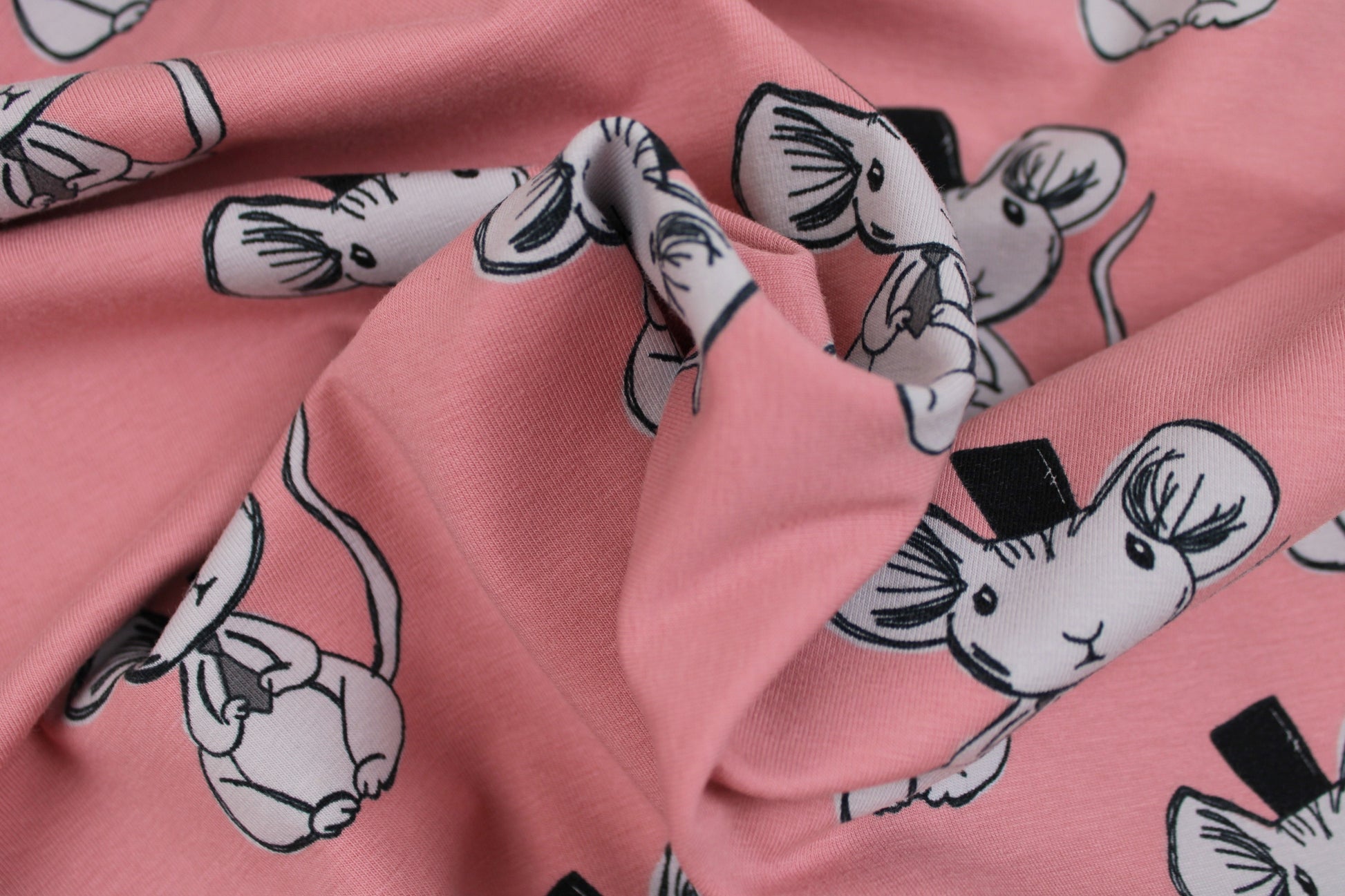 Baumwolljersey Mouse in Altrosa mit kleinen süßen Mäusen gedreht