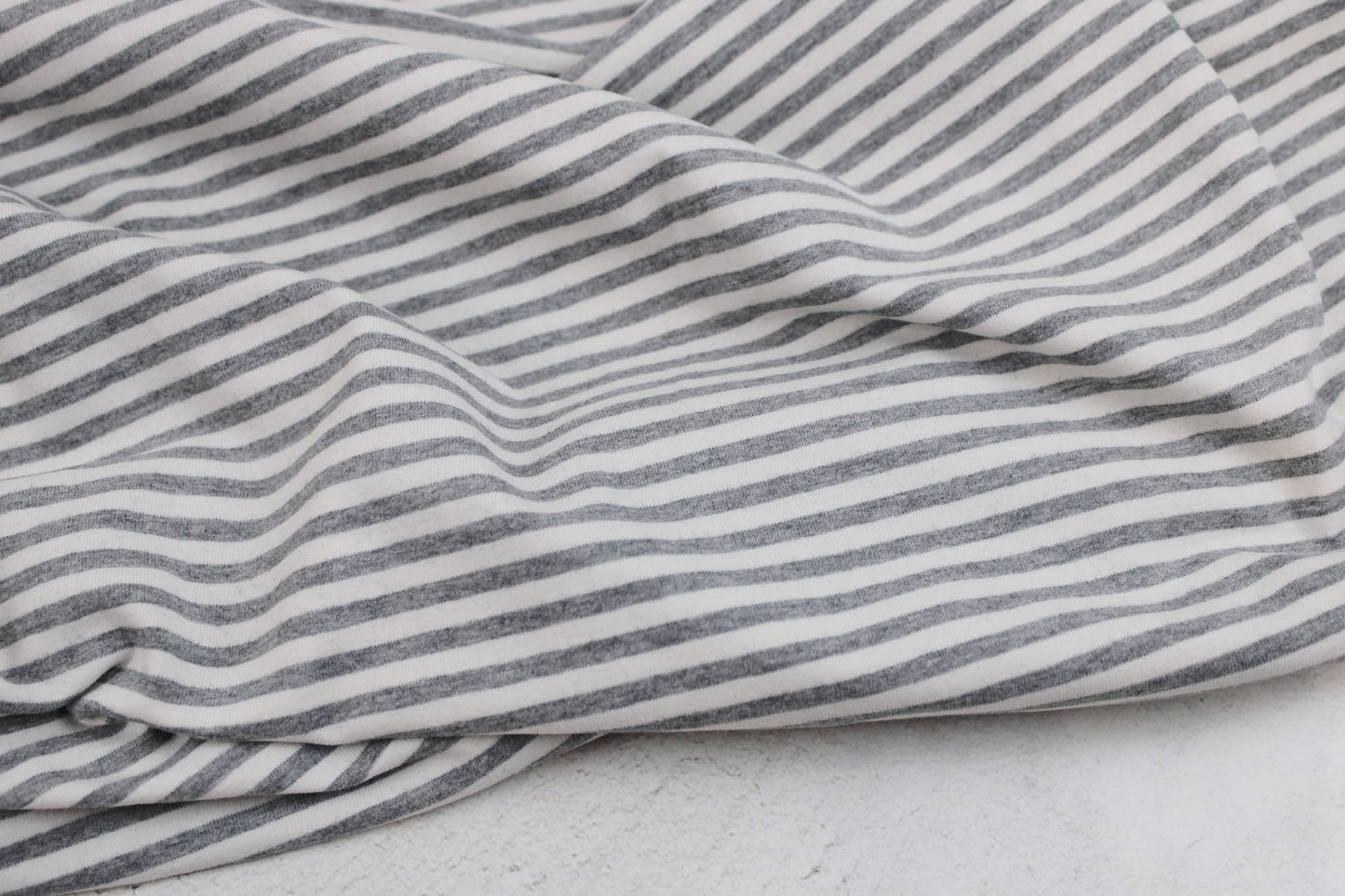 Weicher Baumwolljersey mit dünnen Streifen in Grau meliert und Wollweiß