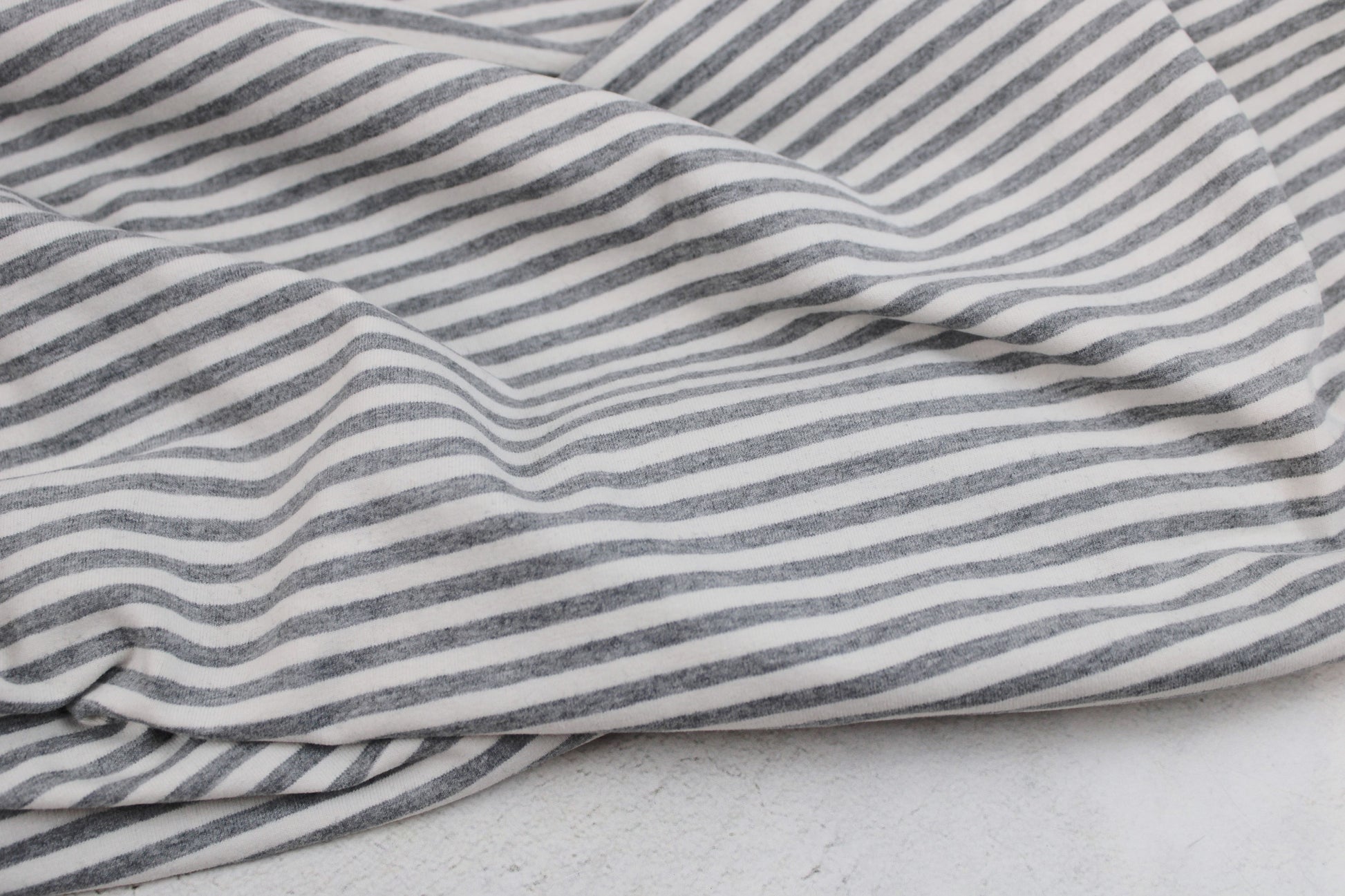 Weicher Baumwolljersey mit dünnen Streifen in Grau meliert und Wollweiß