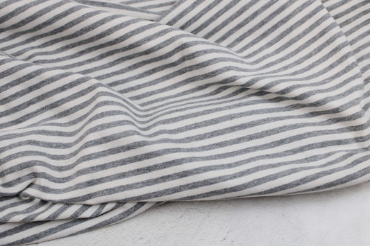 Weicher Baumwolljersey mit dünnen Streifen in Grau meliert und Wollweiß