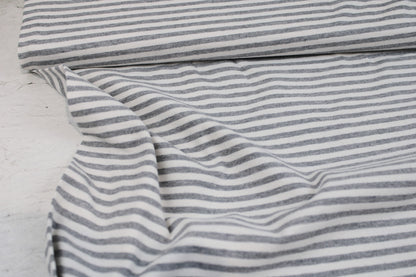 Weicher Baumwolljersey mit dünnen Streifen in Grau meliert und Wollweiß Ballenansicht