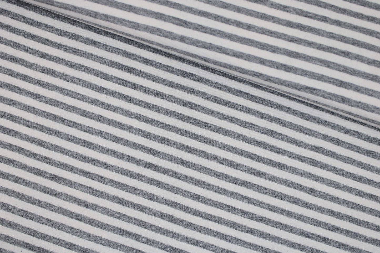Weicher Baumwolljersey mit dünnen Streifen in Grau meliert und Wollweiß quer