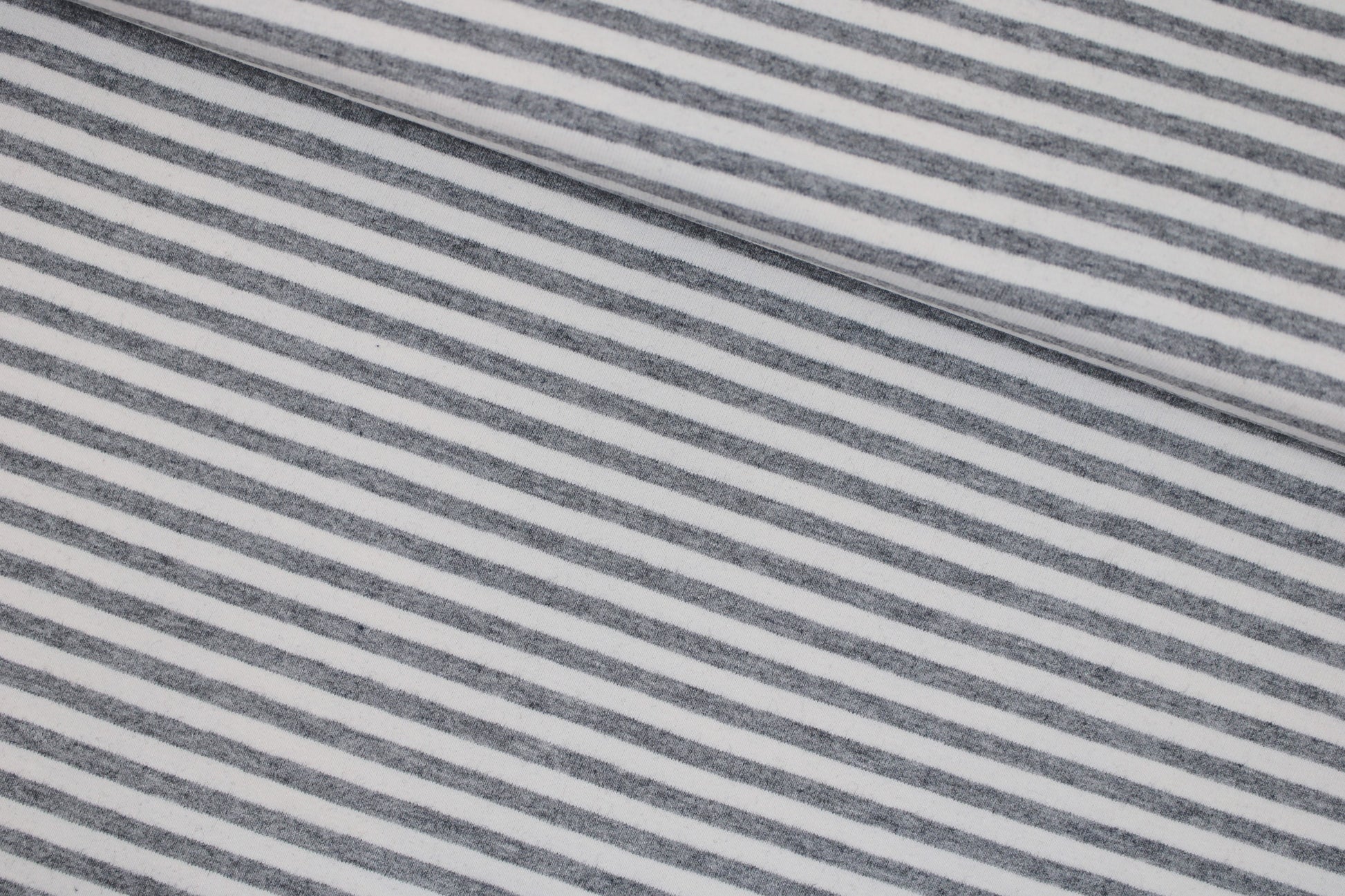 Weicher Baumwolljersey mit dünnen Streifen in Grau meliert und Wollweiß quer