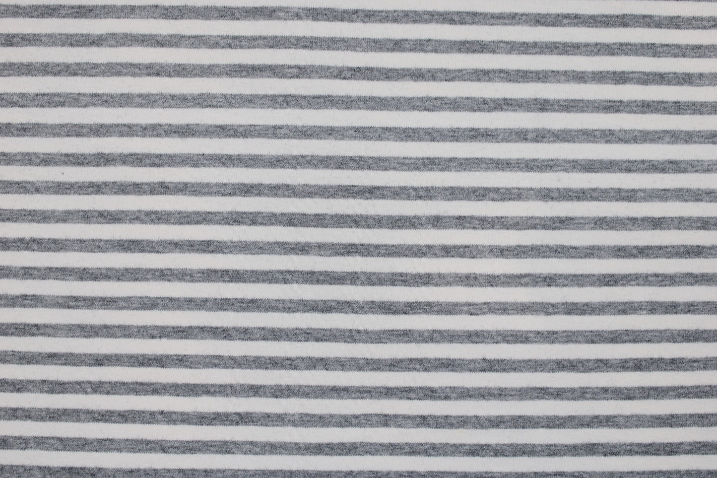 Weicher Baumwolljersey mit dünnen Streifen in Grau meliert und Wollweiß Detailbild